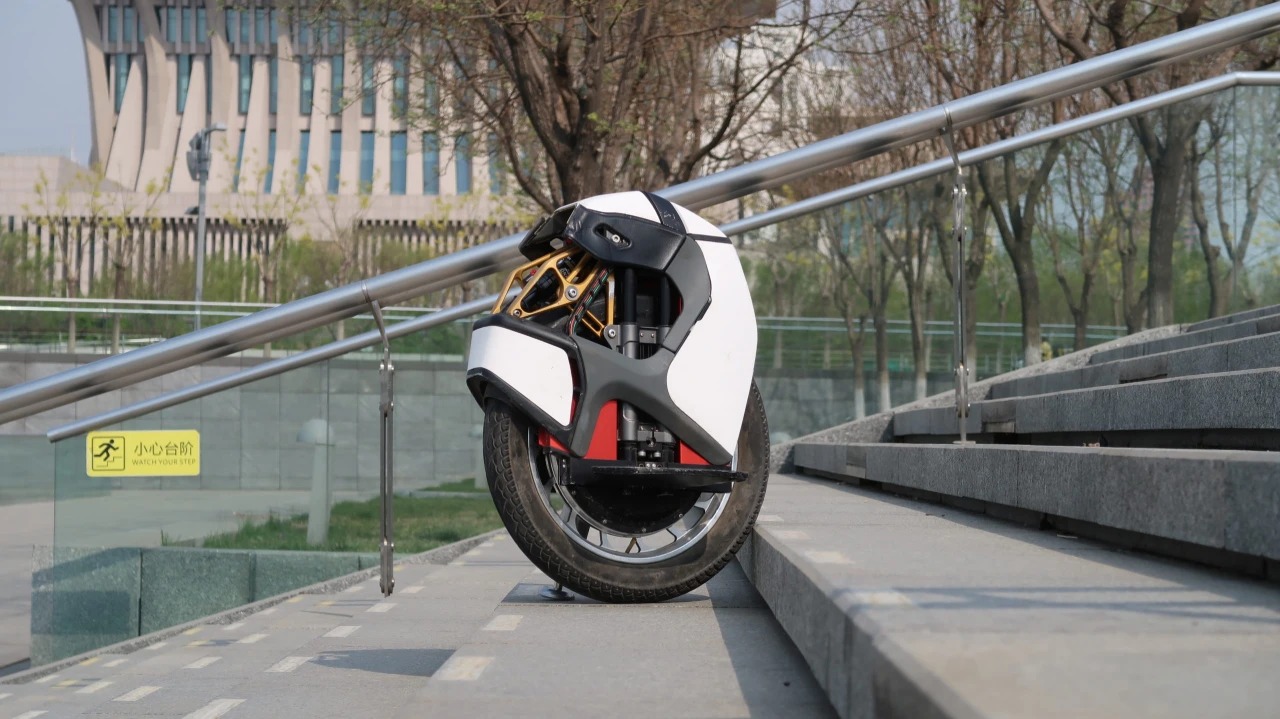 Photo of KINGSONG S18